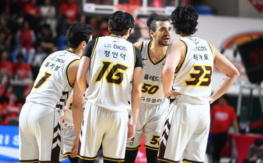 LG 선수단이 소통하고 있다. 사진=KBL 제공