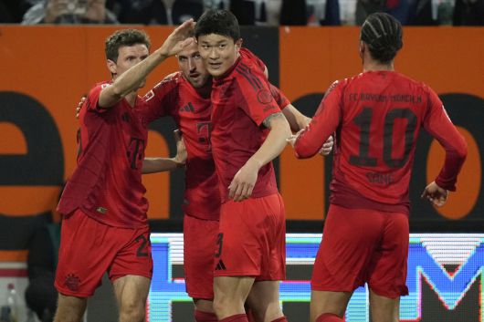 뮌헨의 김민재가 지난 4일 동료의 격려를 받고 있다. 사진=AP/뉴시스