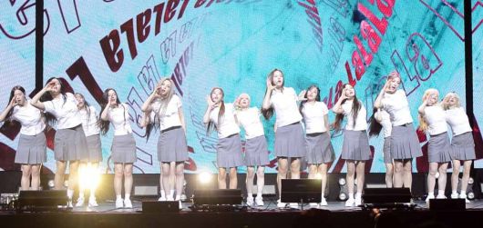 걸그룹 트리플에스(tripleS)가 12일 서울 용산구 블루스퀘어에서 열린 새 앨범 'ASSEMBLE25' 발매기념 쇼케이스에서 열창하고 있다.   트리플에스(tripleS)의 새 앨범 ‘ASSEMBLE25’의 타이틀곡 ‘깨어(Are You Alive)’는 희망과 절망 그 사이에서 불안한 삶을 살아가고 있는 이들에게 보내는 트리플에스만의 주제 의식을 담은 작품이다. 사진=김두홍 기자 kimdh@sportsworldi.com