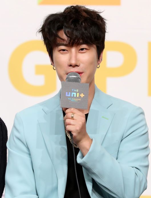 【서울=뉴시스】이영환 기자 = 25일 오후 서울 영등포구 타임스퀘어 아모리스홀에서 열린 아이돌 리부팅 프로젝트 '더 유닛(The Unit)' 제작발표회에 참석한 래퍼 산이가 인사말을 하고 있다. '더 유닛'은 데뷔 경력이 있으며 무대에서 꿈을 펼치고 싶은 참가자들의 재능과 잠재력을 발굴해 대한민국을 대표하는 아이돌 유닛 그룹을 만드는 프로그램으로 최종적으로 남자 유닛 그룹 9명, 여자 유닛 그룹 9명을 선발하며 두 팀이 각각 활동한다. 2017.10.25. 20hwan@newsis.com