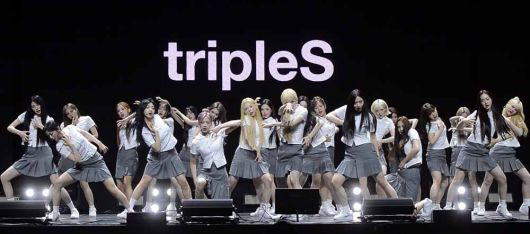 걸그룹 트리플에스(tripleS)가 12일 서울 용산구 블루스퀘어에서 열린 새 앨범 'ASSEMBLE25' 발매기념 쇼케이스에서 열창하고 있다.   트리플에스(tripleS)의 새 앨범 ‘ASSEMBLE25’의 타이틀곡 ‘깨어(Are You Alive)’는 희망과 절망 그 사이에서 불안한 삶을 살아가고 있는 이들에게 보내는 트리플에스만의 주제 의식을 담은 작품이다. 사진=김두홍 기자 kimdh@sportsworldi.com