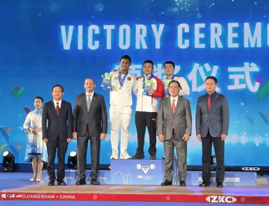 손현호(윗줄에서 가장 오른쪽)가 12일 중국 장산에서 열린 2025 아시아역도선수권 남자 81㎏급에서 합계 3위에 오른 뒤, 시상식에서 기념 촬영하고 있다. 사진=대한역도연맹 제공