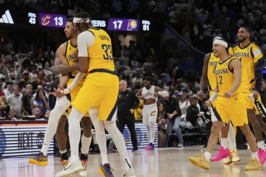 미국프로농구(NBA) 인디애나 페이서스의 타이리스 할리버튼(맨 왼쪽)이 동료들과 기뻐하고 있다. 사진=AP/뉴시스
