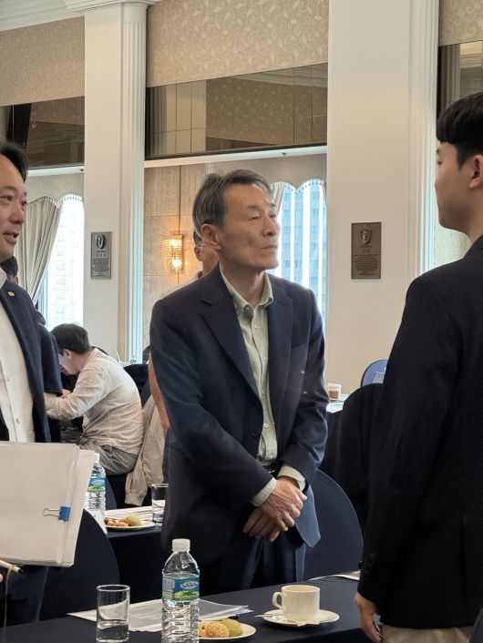 하림 문경민 단장(하림지주 전무)이 14일 서울 중구 한국프레스센터에서 열린 2025~2026시즌 PBA 팀리그 드래프트에 참석해 선수를 호명하고 있다. 사진=최서진 기자