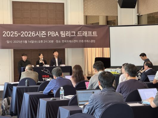 하림이 프로당구협회(PBA)에 막내 구단으로 참가한다. 하림 김준태(왼쪽부터), 박정현, 김영원이 14일 서울 중구 한국프레스센터에서 열린 2025~2026시즌 PBA 팀리그 드래프트 종료 후 기자회견에 참석했다. 사진=최서진 기자