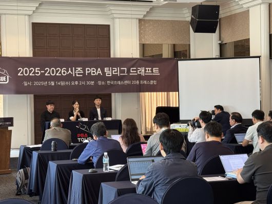 하림이 프로당구협회(PBA)에 막내 구단으로 참가한다. 하림 김준태(왼쪽부터), 박정현, 김영원이 14일 서울 중구 한국프레스센터에서 열린 2025~2026시즌 PBA 팀리그 드래프트 종료 후 기자회견에 참석했다. 사진=최서진 기자
