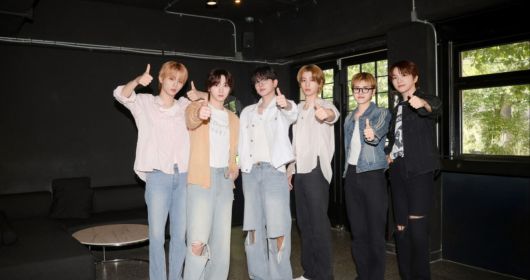 그룹 보이넥스트도어가 13일 새 앨범 '노 장르' 발매를 기념해 가진 인터뷰에 앞서 사진 촬영에 나섰다. 왼쪽부터 멤버 태산, 성호, 명재현, 이한, 리우, 운학. KOZ 제공.