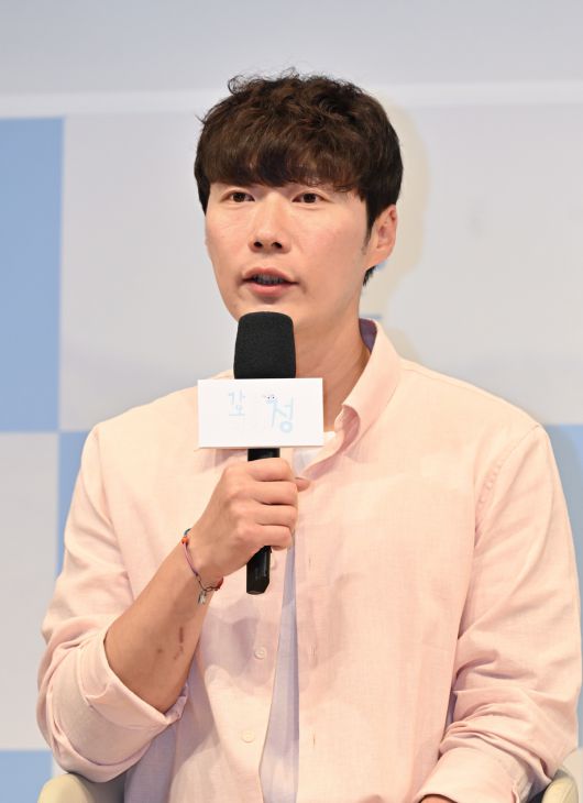 황성훈 PD가 16일 오후 서울 여의도 KBS아트홀에서 열린 새 예능 '가는정 오는정 이민정' 제작발표회에 참석해 취재진의 질문에 답하고 있다. KBS 제공.