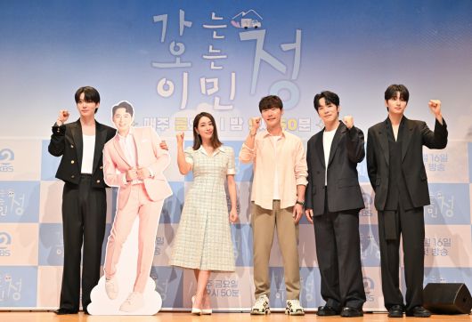 배우 안재현, 이민정, 황성훈 PD, 김정현, 김재원(왼쪽부터)이 16일 오후 서울 여의도 KBS아트홀에서 열린 새 예능 '가는정 오는정 이민정' 제작발표회에 참석해 포즈를 취하고 있다. KBS 제공.