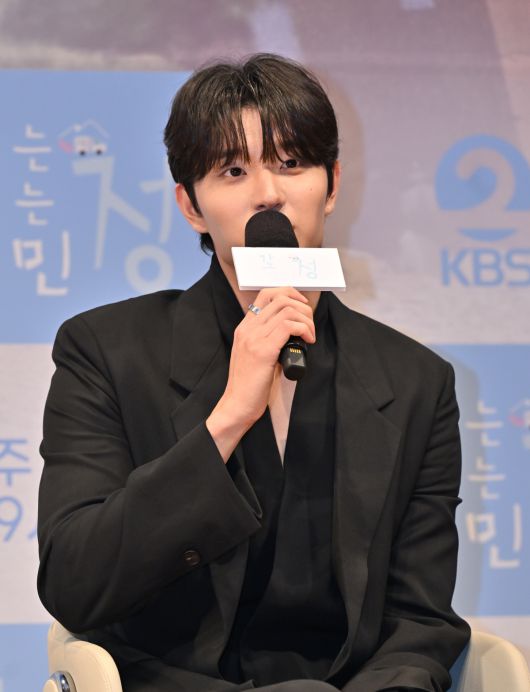 배우 김재원이 16일 오후 서울 여의도 KBS아트홀에서 열린 새 예능 '가는정 오는정 이민정' 제작발표회에 참석해 취재진의 질문에 답하고 있다. KBS 제공.