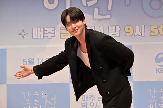 배우 안재현이 16일 오후 서울 여의도 KBS아트홀에서 열린 새 예능 '가는정 오는정 이민정' 제작발표회에 참석해 포즈를 취하고 있다. KBS 제공.