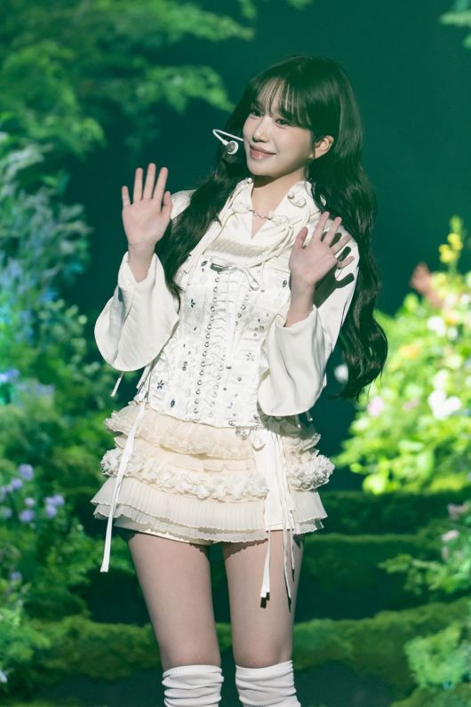 지난달 데뷔 첫 팬콘서트를 연 조유리. 사진=웨이크원