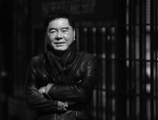 【서울=뉴시스】조수정 기자 = 개그맨이자 영화감독인 심형래가 2일 오후 서울 신사동 파스피스 앞에서 뉴시스와 인터뷰에 앞서 포즈를 취하고 있다. 2019.04.05. chocrystal@newsis.com