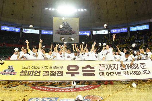 LG가 2024~2025 KCC 프로농구 챔피언결정전에서 창단 첫 우승을 차지했다. LG 선수들이 지난 17일 챔프 7차전에서 승리한 뒤 우승 세리머니를 하고 있다. 사진=KBL 제공