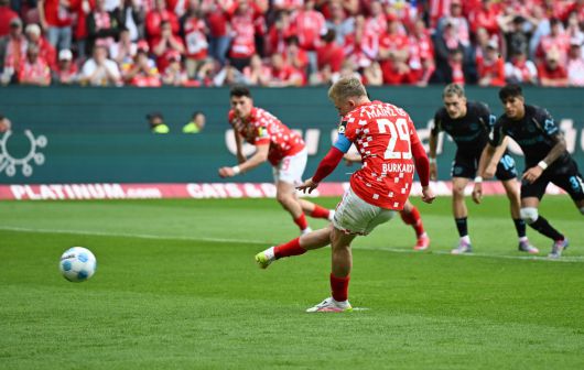 마인츠의 요나탄 부르카르트가 17일 독일 마인츠의 메바 아레나에서 열린 2024~2025 분데스리가 34라운드 레버쿠젠과의 경기 후반 15분 이재성이 얻어낸 페널티킥(PK)을 성공하고 있다. 사진=AP/뉴시스