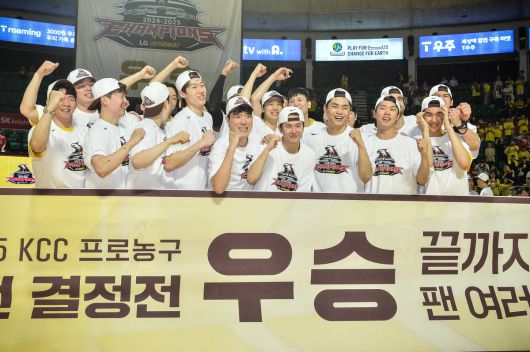 LG가 2024~2025 KCC 프로농구 챔피언결정전에서 창단 첫 우승을 차지했다. LG 선수들이 지난 17일 챔프 7차전에서 승리한 뒤 우승 세리머니를 하고 있다. 사진=KBL 제공