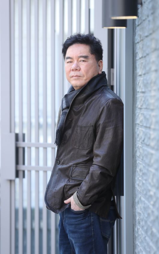 【서울=뉴시스】조수정 기자 = 개그맨이자 영화감독인 심형래가 2일 오후 서울 신사동 카페 뮤제에서 뉴시스와 인터뷰에 앞서 포즈를 취하고 있다. 2019.04.05. chocrystal@newsis.com