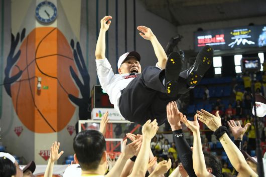 LG가 2024~2025 KCC 프로농구 챔피언결정전에서 창단 첫 우승을 차지했다. LG 선수들이 지난 17일 챔프 7차전에서 승리한 뒤 우승 세리머니를 하고 있다. 사진=KBL 제공