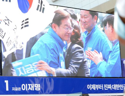 이재명 더불어민주당 대선 후보가 19일 서울 용산구 용산역 광장에서 열린 집중유세에서 관계자들의 환영을 받으며 입장을 하고 있다. 김용학 기자