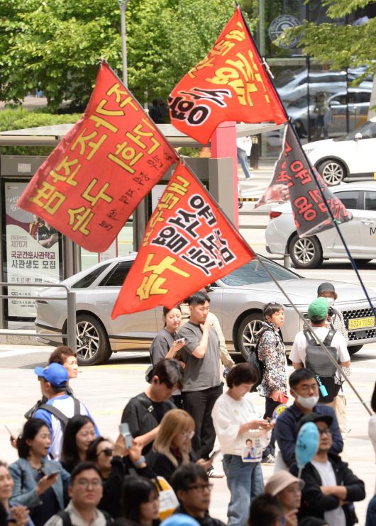 19일 서울 용산구 용산역 광장에서 열린 이재명 더불어민주당 대선 후보 집중유세에서 지지자들이 깃발을 흔들며 연설을 경청하고 하고 있다. 김용학 기자
