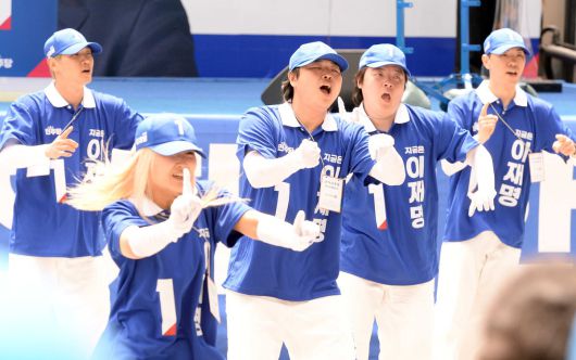 19일 서울 용산구 용산역 광장에서 열린 이재명 더불어민주당 대선 후보 집중유세에서 지지자들이 응원을 하고 있다. 김용학 기자