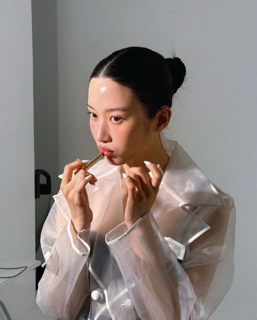 문가영이 화보 촬영 현장의 비하인드 컷을 공개했다.  사진 제공 = 문가영 SNS 계정