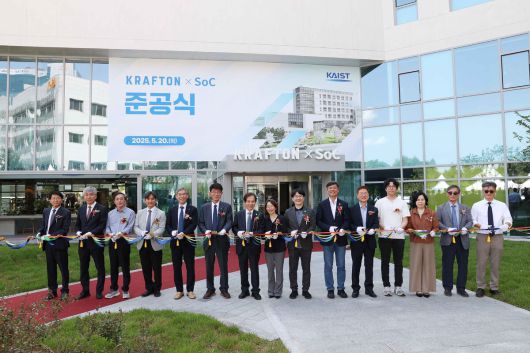 20일 대전광역시 한국과학기술원(KAIST)에서 열린 ‘KRAFTON SoC’ 건물 준공식에서 장병규 크래프톤 의장(오른쪽에서 여섯번째)과 이광형 KAIST 총장(오른쪽에서 아홉번째), 류석영 KAIST 전산학부장(오른쪽에서 여덟번째) 등 관계자들이 기념사진을 촬영하고 있다. 사진=크래프톤