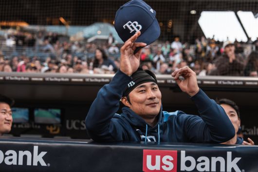 탬파베이 레이스의 김하성이 지난 4월 27일 샌디에이고의 펫코 파크에서 열린 샌디에이고 파드리스 원정에 선수단과 동행해 친정팀 팬들에게 인사를 건네고 있다. 사진=샌디에이고 파드리스 SNS