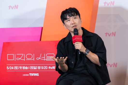 박신우 감독이 21일 오후 서울 영등포구 영등포CGV에서 tvN 새 드라마 ‘미지의 서울’ 제작발표회에 참석해 취재진의 질문에 답하고 있다. tvN 제공.