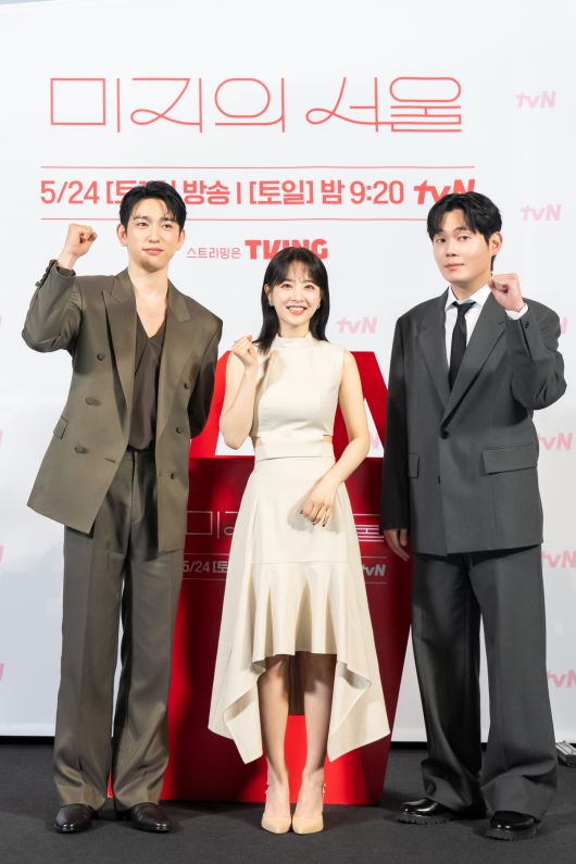 배우 박진영, 박보영, 류경수(왼쪽부터)가 21일 오후 서울 영등포구 영등포CGV에서 열린 tvN 새 드라마 ‘미지의 서울’ 제작발표회에 참석해 포즈를 취하고 있다. tvN 제공.