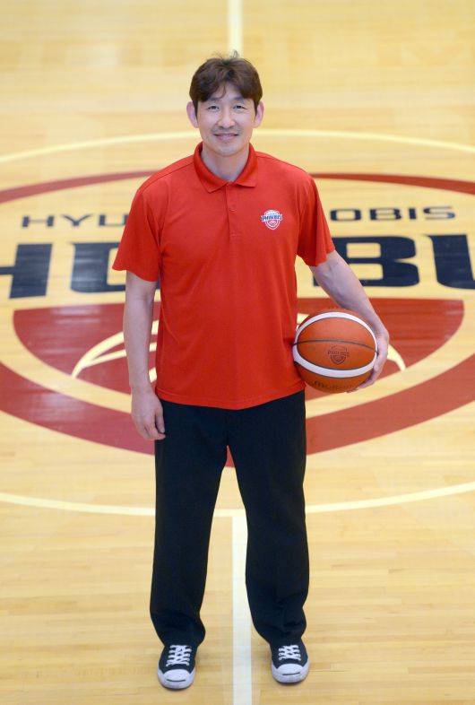 사진=김두홍 기자 kimdh@sportsworldi.com / 양동근 현대모비스 신임 감독이 용인체육관에서 세계비즈앤스포츠월드를 만나 포즈를 취하고 있다.