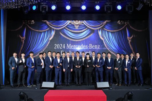 한성자동차 관계자들이 ‘2024 메르세데스-벤츠 딜러 어워드’서 6개 부문 1위 석권한 뒤 마티아스 바이틀 벤츠코리아 사장과 기념촬영을 하고 있다. 사진=한성자동차