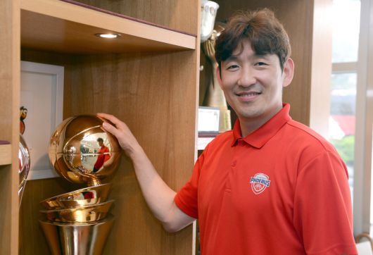 사진=김두홍 기자 kimdh@sportsworldi.com / 양동근 현대모비스 신임 감독이 용인체육관에서 세계비즈앤스포츠월드를 만나 포즈를 취하고 있다.
