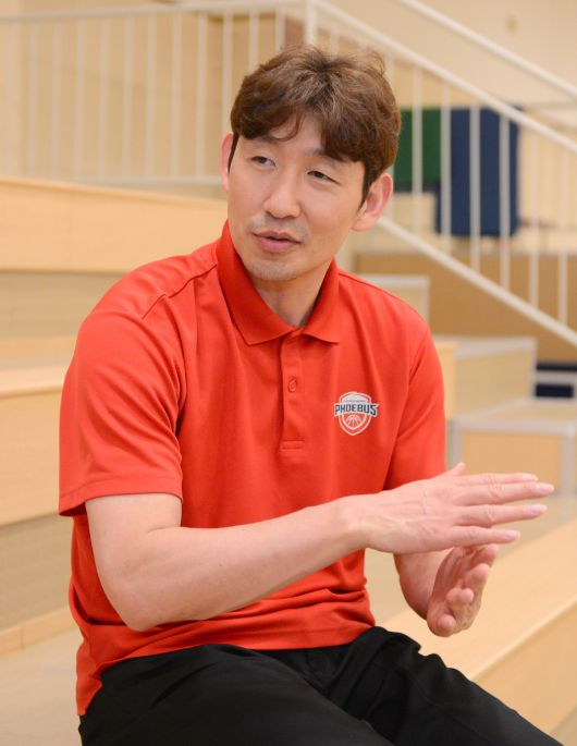 사진=김두홍 기자 kimdh@sportsworldi.com / 양동근 현대모비스 신임 감독이 용인체육관에서 세계비즈앤스포츠월드를 만나 이야기를 나누고 있다.