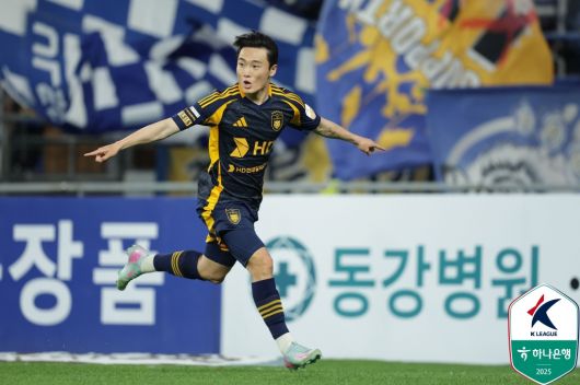 울산 엄원상이 24일 울산 문수축구경기장에서 열린 김천 상무와의 홈 경기에서 역전골을 넣고 기뻐하고 있다. 사진=한국프로축구연맹 제공