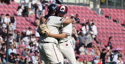 두산 김택연(오른쪽)이 25일 잠실 NC전에서 세이브에 성공한 후, 포수 김기연과 기쁨의 포옹을 나누고 있다. 사진=뉴시스