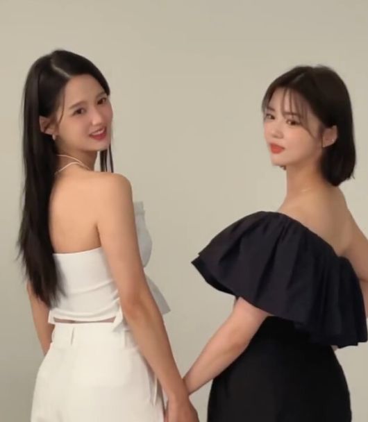 배우 남보라가 미모의 여동생 남세빈과 함께한 화보를 공개했다.  사진 제공 = 남보라 SNS 계정