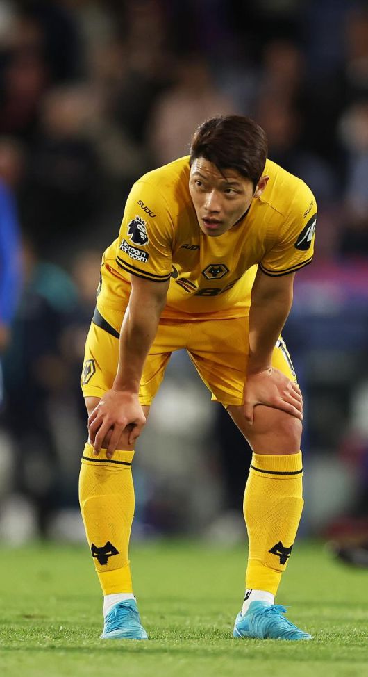 대장정을 마친 코리안 프리미어리거의 손흥민(토트넘)과 황희찬(울버햄튼)의 향후 거취에 시선이 쏠린다. UEL 우승 후 퍼레이드에서 기뻐하고 있는 손흥민과 그라운드를 누비고 있는 황희찬. 사진=손흥민, 황희찬 SNS 캡처