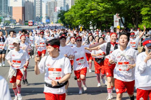 ‘무한도전 Run with 쿠팡플레이’ 참가자들이 10km 마라톤에 참여하고 있다. 사진=쿠팡플레이