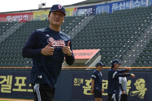두산 곽빈이 훈련 도중 포즈를 취하고 있다. 사진=두산베어스 제공