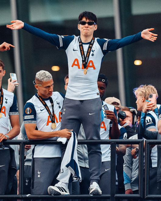 대장정을 마친 코리안 프리미어리거의 손흥민(토트넘)과 황희찬(울버햄튼)의 향후 거취에 시선이 쏠린다. UEL 우승 후 퍼레이드에서 기뻐하고 있는 손흥민과 그라운드를 누비고 있는 황희찬. 사진=손흥민, 황희찬 SNS 캡처