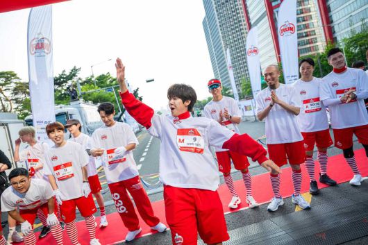 ‘무한도전 Run with 쿠팡플레이’에 등장한 (왼쪽부터) 조세호, 남창희, 전진, 광희, 션, 손상혁, 염기훈, 김영광. [사진=쿠팡플레이]