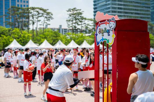 ‘무한도전 Run with 쿠팡플레이’ 참가자들이 포토존에서 사진을 찍고 있다. [사진=쿠팡플레이]