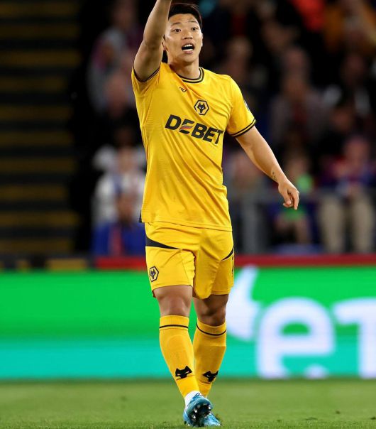 대장정을 마친 코리안 프리미어리거의 손흥민(토트넘)과 황희찬(울버햄튼)의 향후 거취에 시선이 쏠린다. UEL 우승 후 퍼레이드에서 기뻐하고 있는 손흥민과 그라운드를 누비고 있는 황희찬. 사진=손흥민, 황희찬 SNS 캡처