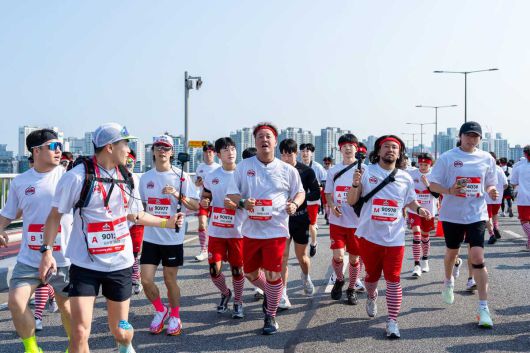 ‘무한도전’ 멤버 정준하가 팬들의 응원을 받으며 ‘무한도전 Run with 쿠팡플레이’ 10km 마라톤을 완주하고 있다. [사진=쿠팡플레이]