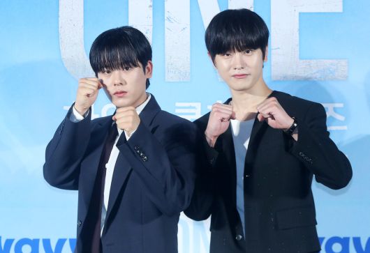 배우 이정하, 김도완(왼쪽부터)이 28일 오전 서울 광진구 롯데시네마 건대입구에서 열린 드라마 'ONE 하이스쿨히어로즈' 제작발표회에서 포즈를 취하고 있다. 사진=뉴시스