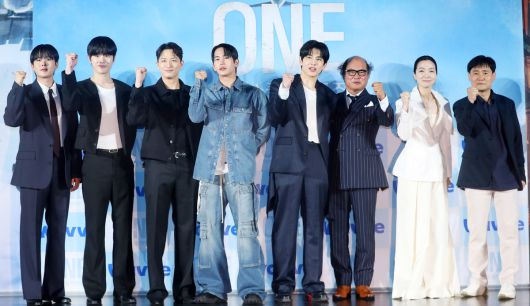 배우 이정하, 김도완, 유희제, 육준서, 임성균, 김상호, 김주령, 이성태 감독(왼쪽부터)이 28일 오전 서울 광진구 롯데시네마 건대입구에서 열린 드라마 ONE 하이스쿨히어로즈' 제작발표회에서 포즈를 취하고 있다. 사진=뉴시스