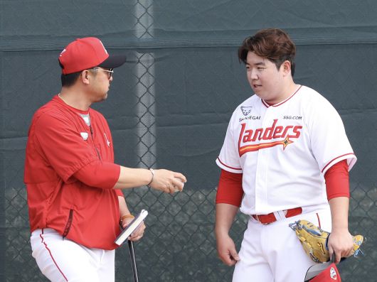 SSG 이로운(오른쪽)이 경헌호 투수코치와 함께 이야기를 나누고 있다. 사진=SSG랜더스 제공