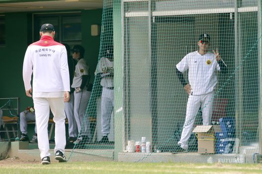 상무에서 군 복무 하고 있는 구창모(오른쪽)가 카메라를 앞에 두고 포즈를 취하고 있다. 사진=NC다이노스 제공