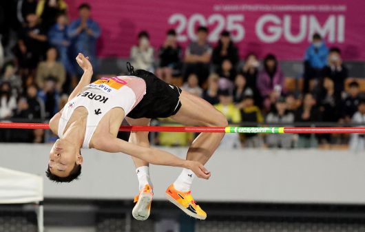 사진=뉴시스 / 우상혁(용인시청)이 29일 경북 구미시민운동장에서 열린 2025 구미아시아육상선수권대회 높이뛰기 결선 2m23 1차시기 점프에 성공하고 있다.